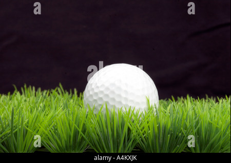 weiße Golfball auf grüne Fairway - schwarzen Hintergrund Stockfoto