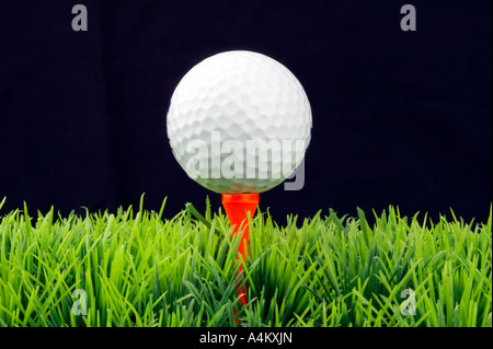 weiße Golfball auf grüne Fairway - schwarzen Hintergrund Stockfoto