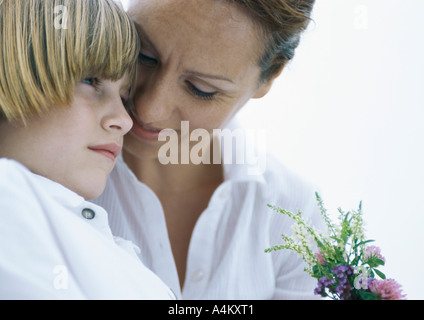 Mutter und Sohn mit Bouquet von Wiesenblumen Stockfoto