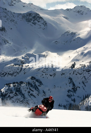 Schneemobil mit malerischen Gebirgshintergrund Stockfoto