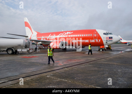 Ein Air Asia-Flugzeug auf dem Rollfeld in Kuching in Sarawak tanken Stockfoto