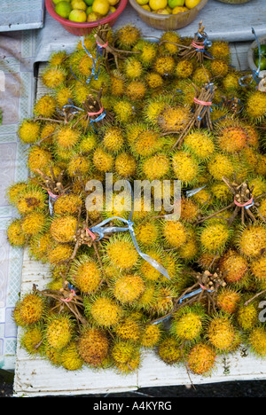 Nephelium Lappaceum gelbe Rambutan auf einem Markt in Kuching Sarawak Stockfoto