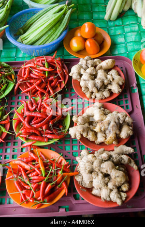 Chilis und Ingwer zum Verkauf auf dem Markt in Kuching Sarawak Malaysia Stockfoto