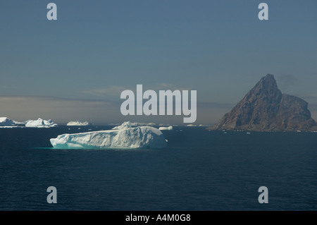 Eisberge und Bergen am Süd-Orkney-Inseln der Antarktis Stockfoto