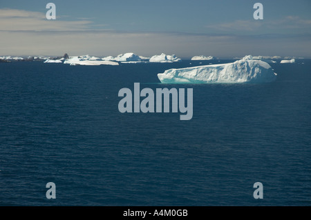 Eisberge und Bergen am Süd-Orkney-Inseln der Antarktis Stockfoto