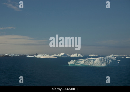 Eisberge und Bergen am Süd-Orkney-Inseln der Antarktis Stockfoto