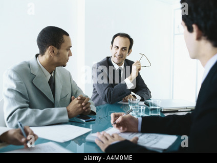 Geschäftsleute, die an Tisch treffen Stockfoto