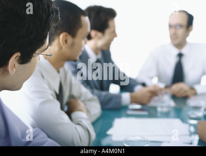 Geschäftsleute, die an Tisch treffen Stockfoto