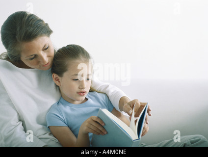 Frau und Mädchen Buch zusammen Stockfoto