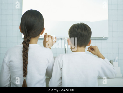 Jungen und Mädchen, die Zähne putzen, Rückansicht Stockfoto