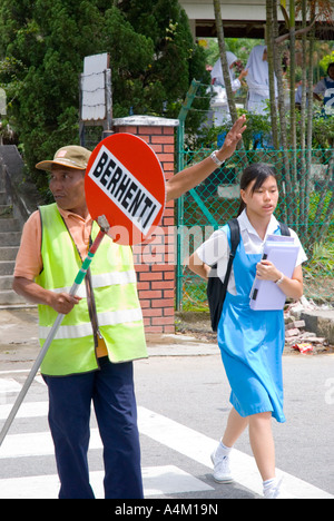 Eine malaysische Schulübergangswache vor einer christlichen Mädchenhochschule in Johor Bahru Malaysia Stockfoto