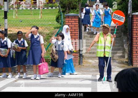 Eine malaysische Schulübergangswache vor einer christlichen Mädchenhochschule in Johor Bahru Malaysia Stockfoto