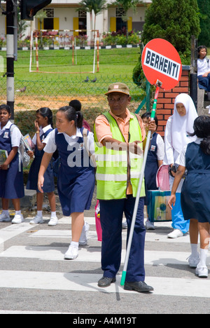 Eine malaysische Schulübergangswache vor einer christlichen Mädchenhochschule in Johor Bahru Malaysia Stockfoto