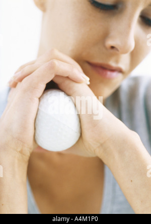 Frau mit Stress-Ball zwischen Palmen, Nahaufnahme Stockfoto