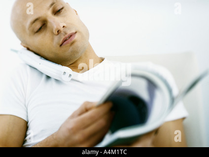 Mann am Telefon zu sprechen und uns über Magazin Stockfoto