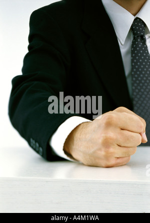 Geschäftsmann macht Faust, Teilansicht Stockfoto