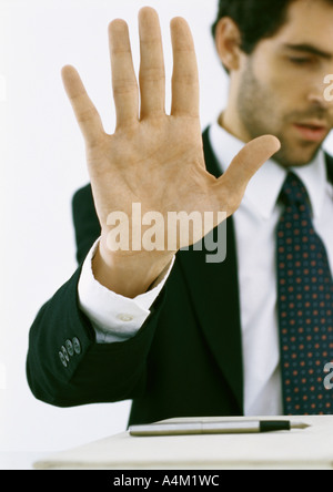 Geschäftsmann Hand hochhalten und blickte Stockfoto