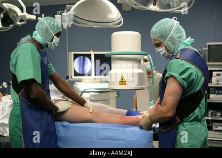 DEU-Deutschland-X-Ray nach einer Operation ein gebrochenes Bein Stockfoto