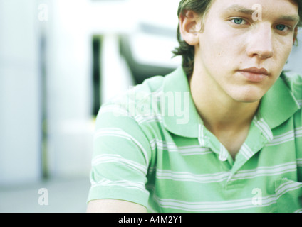Junger Mann, Blick in die Kamera, Porträt Stockfoto