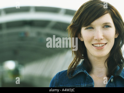 Junge Frau stand vor tunnel Stockfoto