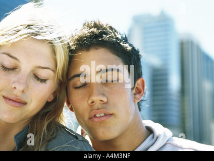 Junges Paar schiefen Kopf mit Augen geschlossen, Porträt Stockfoto