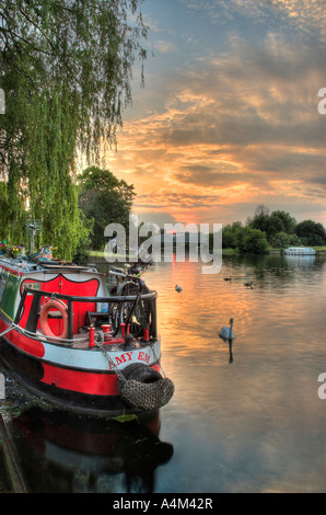 Sonnenuntergang über der Themse im Windsor Stockfoto