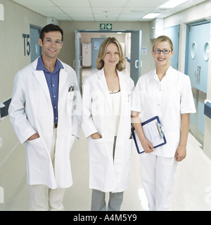 Medizinisches Personal stehen im Krankenhausflur Stockfoto