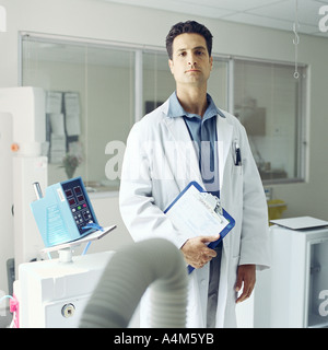Arzt vor medizinischen Geräten Stockfoto