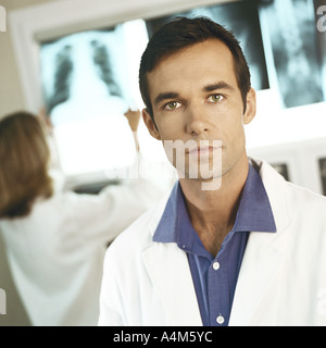 Ärzte in Röntgen-Labor Stockfoto