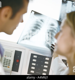 Ärzte in Röntgen-Labor Stockfoto