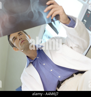 Männlichen Arzt in Röntgen-Labor Stockfoto