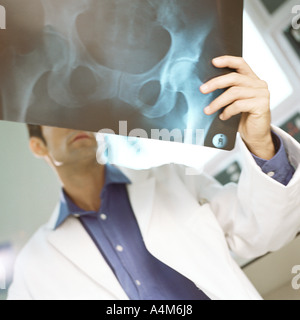Männlichen Arzt in Röntgen-Labor Stockfoto