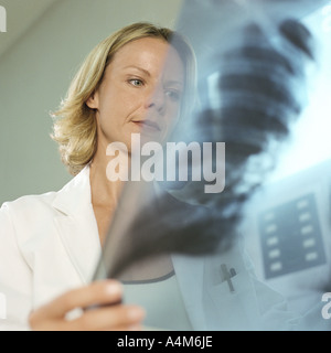 Ärztin in Röntgen-Labor Stockfoto