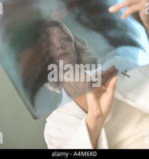 Ärztin in Röntgen-Labor Stockfoto