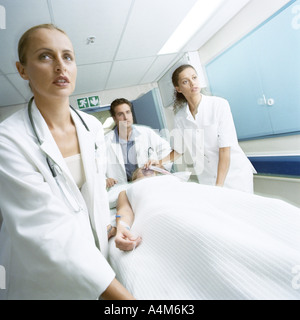 Ärzteteam Gurney Patienten weiter Stockfoto