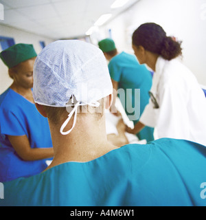Ärzteteam im Krankenhausflur Stockfoto
