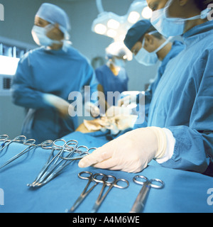 Ärzte, die die Operation, des Chirurgen Instrumente im Vordergrund Stockfoto
