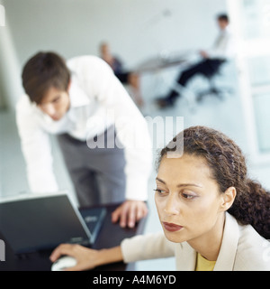 Geschäftsleute im Büro Stockfoto