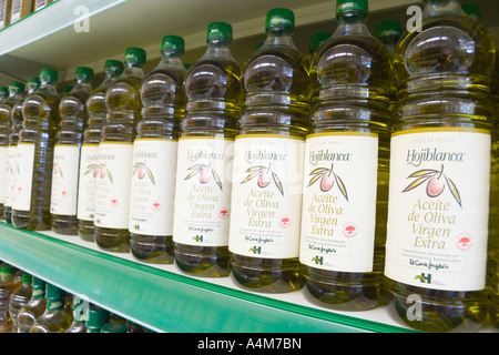 Flaschen von spanischem Olivenöl aufgereiht am Supermarktregal in Spanien Stockfoto