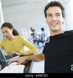 Lässig gekleideten Menschen arbeiten im Büro Stockfoto