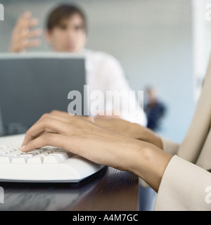 Geschäftsleute in Büro, close-up der Hände auf der Tastatur Stockfoto
