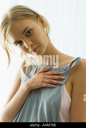 Junge Frau hält Tanktop Stockfoto