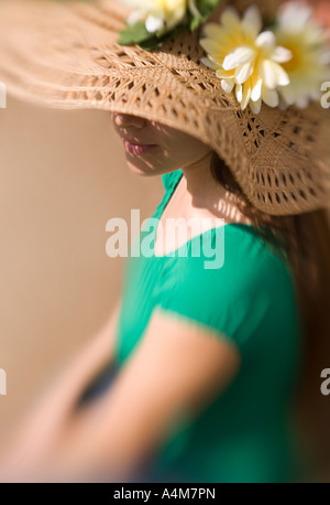 Ein elegantes Foto von einer jungen Frau mit einem Schlapphut mit Sonnenblumen Stockfoto