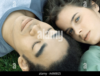 Junges Paar liegen auf dem Rasen zusammen, Nahaufnahme Stockfoto