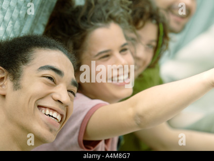Gruppe von Freunden, die lächelnd Stockfoto