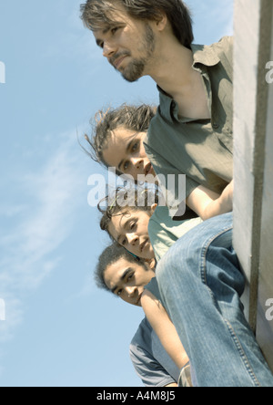 Gruppe von jungen Leuten, niedrigen Winkel Ansicht Stockfoto