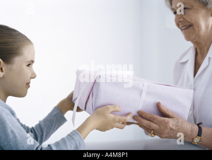 Mädchen geben Geschenk Oma Stockfoto