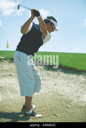 Golfspieler schwingen im Sandfang Stockfoto
