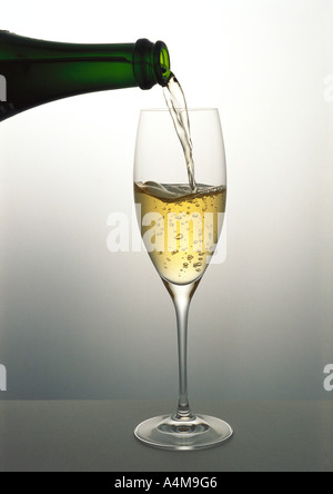 Gießen ein Glas Champagner Stockfoto