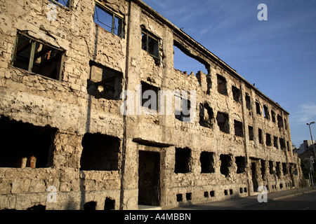 Schäden durch Geschützfeuer und Beschuss aus Jugoslawienkrieg Gebäude bedeckt. Mostar, Bosnien und Herzegowina Stockfoto